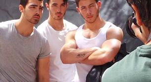 Nick Jonas luce músculos para Out Magazine