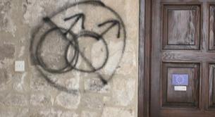 Juzgada una mujer en Ourense por notas y pintadas con amenazas homófobas
