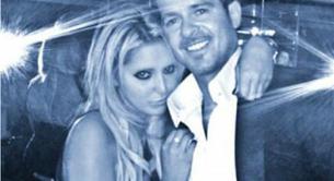 Un espejo caza a Robin Thicke metiéndole mano a una fan