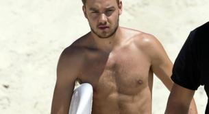 Liam Payne, sin camiseta, vuelve a hacer surf en Australia
