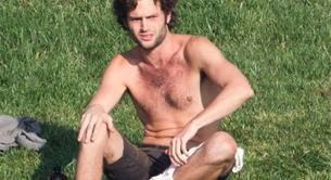 Penn Badgley, sin camiseta y de botellón en un parque público