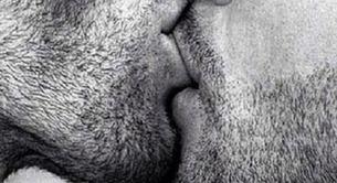 Facebook banea a cientos de usuarios por compartir una foto de dos hombres besándose