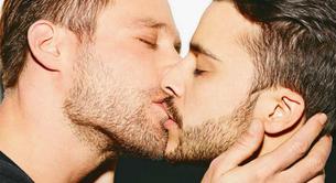 Dos actores alemanes se besan contra la homofobia