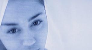 Miley Cyrus se masturba en el vídeo de 'Adore You'