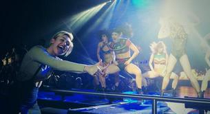 Miley Cyrus se enrolla con una bailarina de Britney Spears en el estreno de 'Piece Of Me'