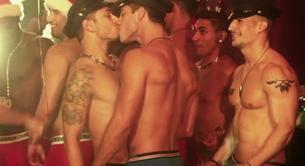 Policías desnudos y los modelos de Andrew Christian celebran la Navidad