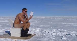 Alexander Skarsgård desnudo en un baño en la Antártida