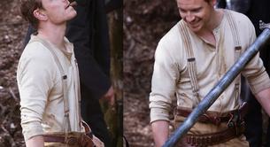 Pillan a Michael Fassbender meando en el bosque