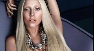 Lady Gaga, desnuda de cintura para arriba por Versace
