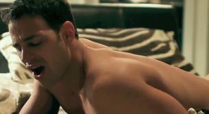 Un modelo desnudo parodia 'Adore You' de Miley Cyrus