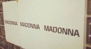 Carteles con el nombre de Madonna inundan las calles
