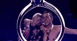 Miley Cyrus saca al escenario al fan que se desnudó para pedirle una cita