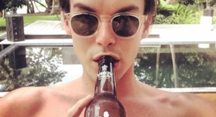 El actor de Pretty Little Liars, Tyler Blackburn desnudo en la playa