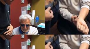 Un abuelo de 80 años se tatúa el signo del matrimonio igualitario para apoyar a su nieto gay