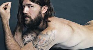 Un cómico australiano, desnudo recreando una sesión de fotos de Miranda Kerr