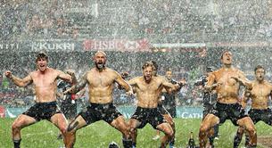 Jugadores de rugby sin camiseta bailando bajo la lluvia