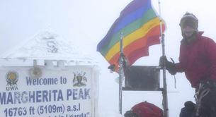 Un activista cuelga la bandera gay en la montaña más alta de Uganda