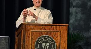 Una monja advierte a los estudiantes que masturbarse les convertirá en gays