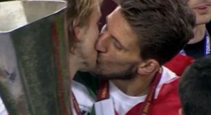Beso gay entre dos futbolistas del Sevilla FC, Rakitic y Carriço