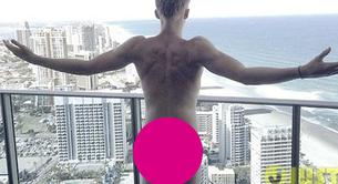 Cody Simpson, desnudo en un balcón