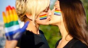 Facebook suspende la cuenta de una mujer por subir una foto de dos mujeres besándose