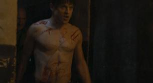 Iwan Rheon sin camiseta presume de cuerpo en 'Juego de Tronos'