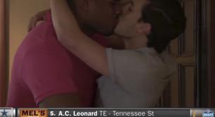 Michael Sam celebra su fichaje en la NFL besando a su novio