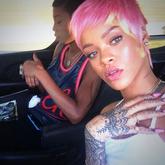 Rihanna roba una peluca a Nicki Minaj | CromosomaX
