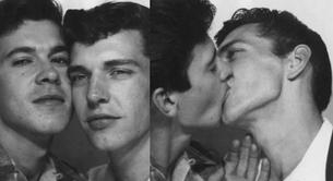 Un beso gay desde "el armario": una cabina de fotomatón en los 50