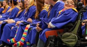 Estudiantes de una escuela católica visten calcetines arcoíris para apoyar a sus compañeros gays