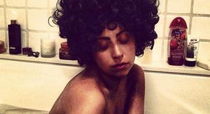 Lady Gaga desnuda en la bañera con su nueva peluca