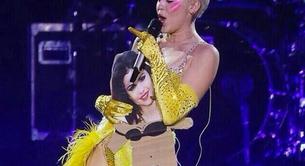 Miley Cyrus ridiculiza a Selena Gómez cantándole 'FU' a un cartón con su cara