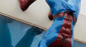 Una estatua de Spider-man con el pene erecto, censurada en Corea