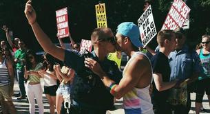 Un policía gay besa a su novio durante una protesta homófoba de la iglesia en Washington