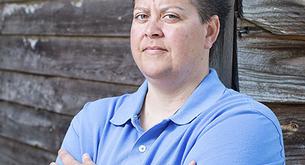 Despiden a una policía por ser lesbiana, y el pueblo vota para que la readmitan