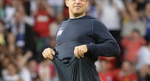 Robbie Williams marca paquete en un partido benéfico de fútbol