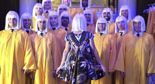 Sia interpreta 'Chandelier' con el coro gay de Nueva York