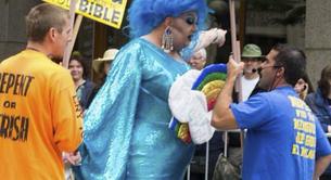 Una drag queen se enfrenta a los homófobos en el Pride de Seattle