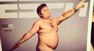 Pierde una apuesta y posa desnudo en un humillante calendario