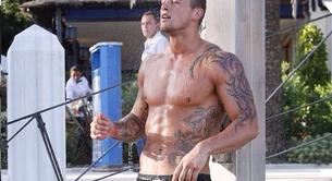 Dan Osborne, marcando paquete, duchándose y besando a un compañero gay