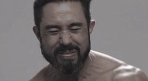 Descargas eléctricas contra hombres desnudos para un proyecto artístico