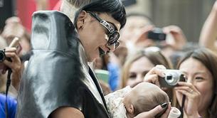 Lady Gaga canta a un bebé recién nacido en Australia