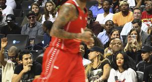 Rihanna, embobada con Chris Brown en un partido benéfico