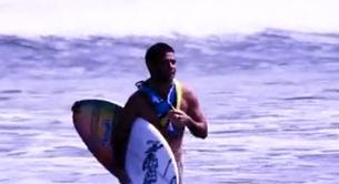 El vídeo del surfero desnudo surcando las olas