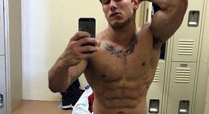 Vídeo porno gay muy explícito del culturista Mike Hoffman desnudo