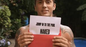 Dan Osborne desnudo tirándose a una piscina