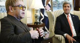 Elton John critica a la comunidad LGBT por no preocuparse del SIDA