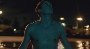 Charles Cottier desnudo en la serie gay 'Please Like Me'