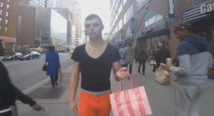 El vídeo de 3 horas paseando como homosexual, cargado de homofobia
