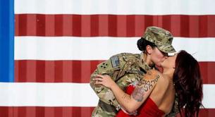 La foto de la soldado lesbiana que besa a su mujer al volver de Afganistán